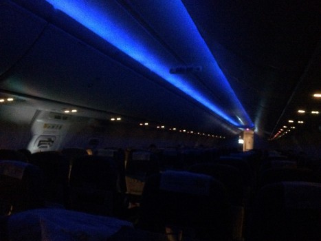 Behagelig belysning i en flyver fyldt af sovende passagerer