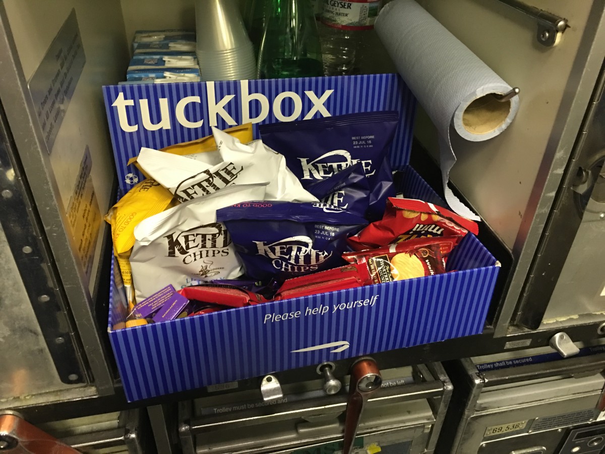 "Tuckbox" eller Snackbox med chips, kiks og chokolade til fri afbenyttelse.