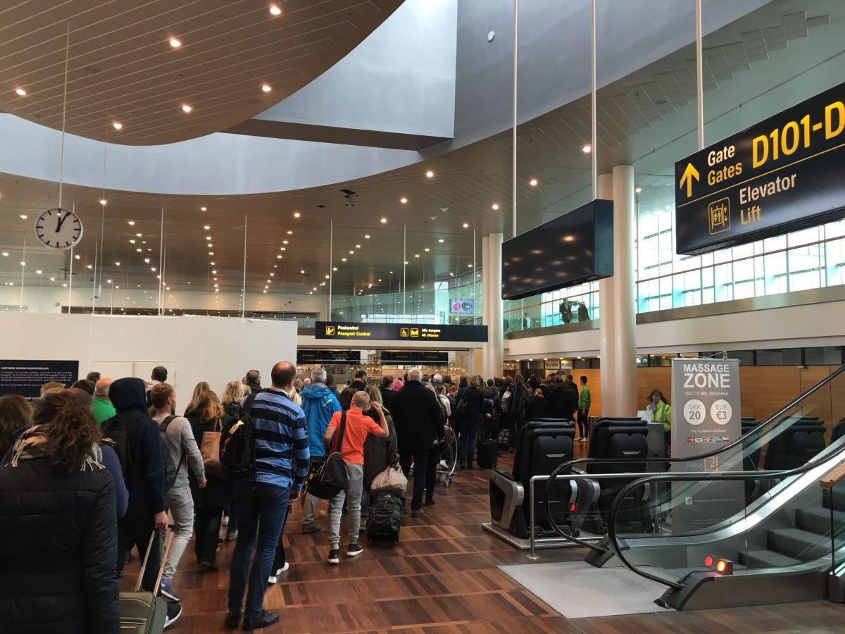 Dette billede ses desværre ofte i Københavns Lufthavn. De nye e-gates kan forhåbentlig medvirke til at dette ikke møder de rejsende i fremtiden.