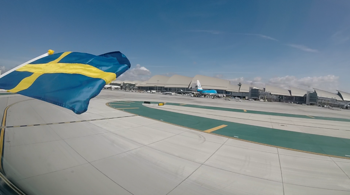 Cockpit flagede med det svenske flag efter landing for at fejre åbningen af den nye Los Angeles rute.