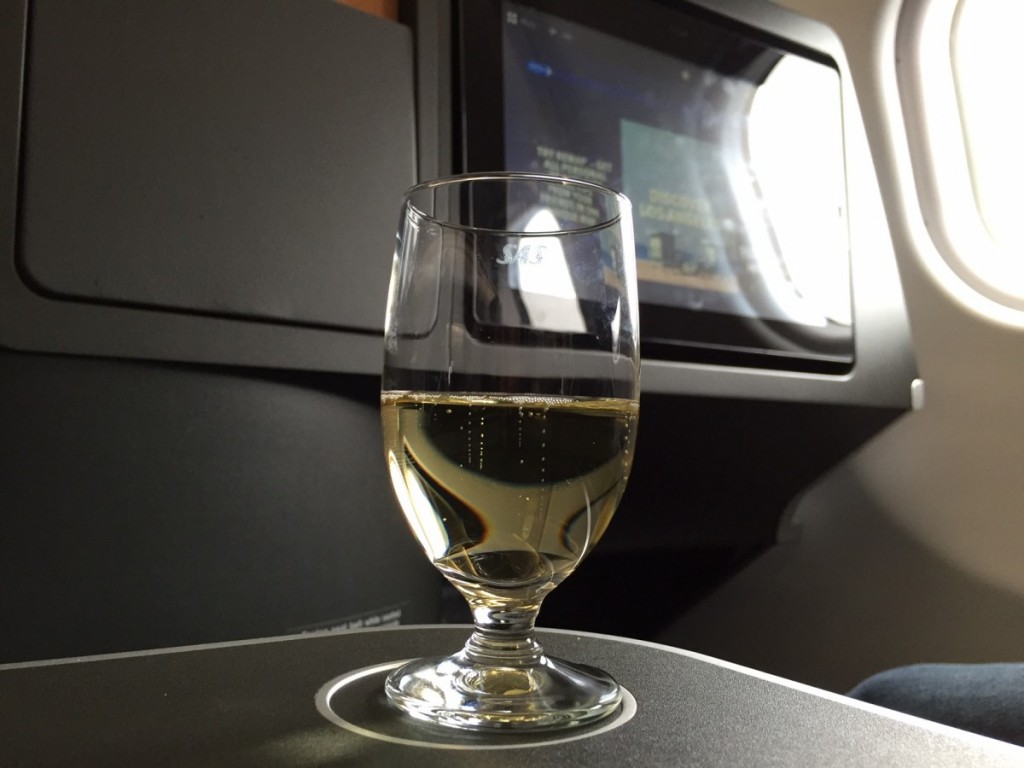 Velkomstdrink umiddelbart efter boarding. Valget stod mellem champagne, appelsinjuice eller vand.