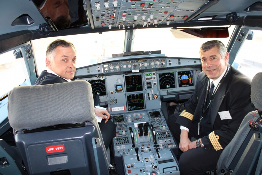 Testpiloterne fra Airbus i cockpit.