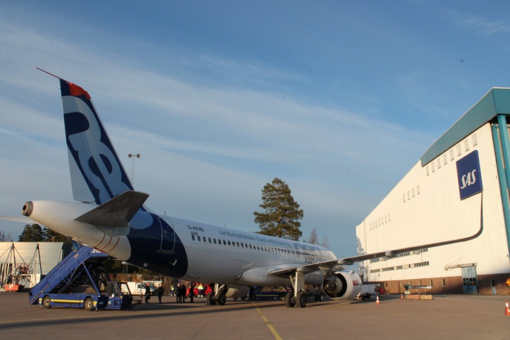 Airbus A320neo parkeret foran SAS hangaren i Stockholm