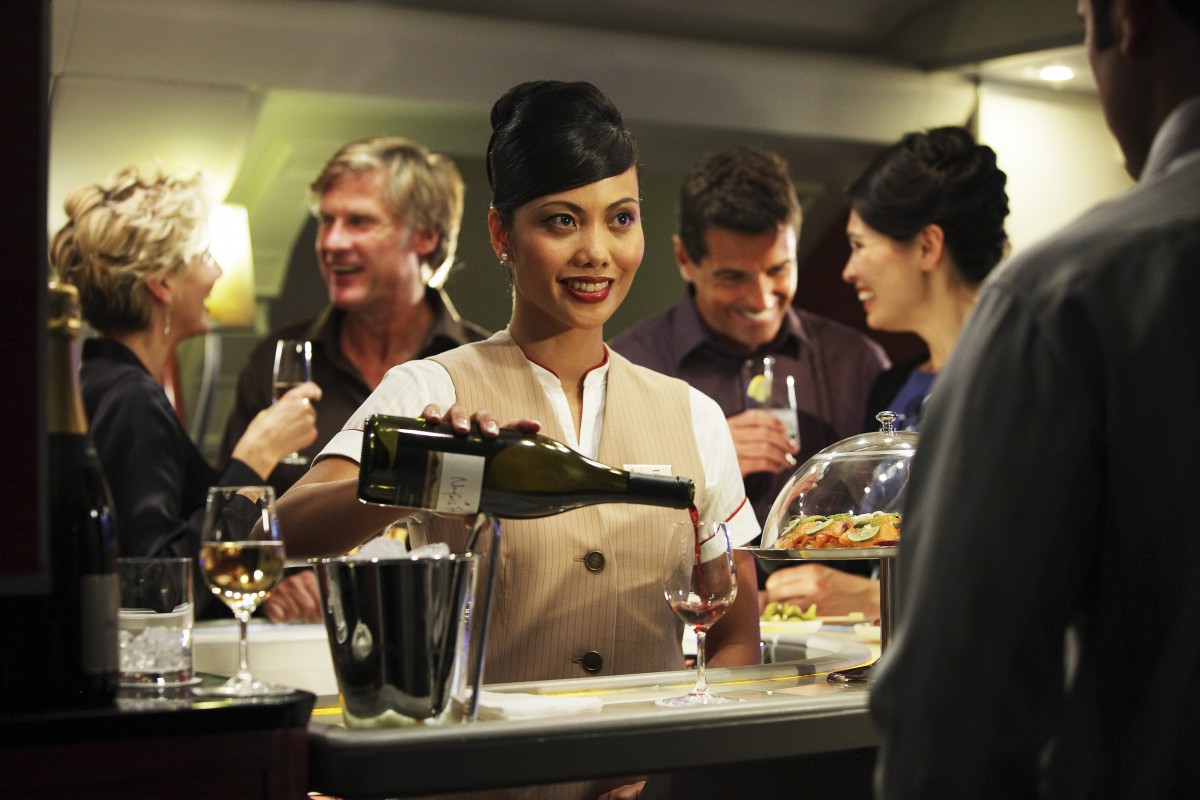 Ombord på Emirates fly af typen Airbus A380, kan du få for eksempel få serveret et glas vin. Det kræver du rejse på enten First eller Business Class.