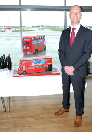 Peter Rasmussen, Nordeuropæisk chef for British Airways foran 2 røde dobbeltdækkerbusser.