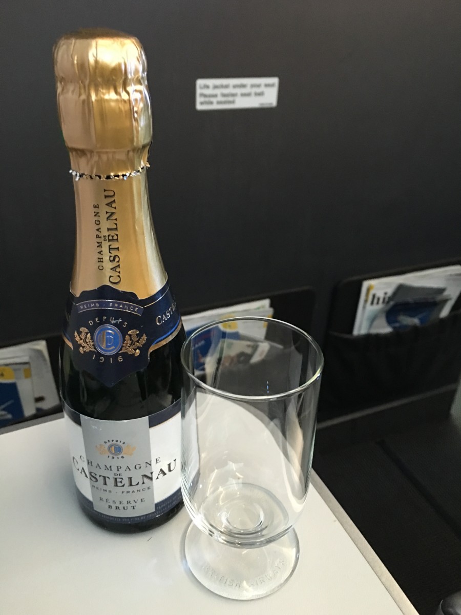 British Airways servere champagne til maden på deres europæiske ruter.