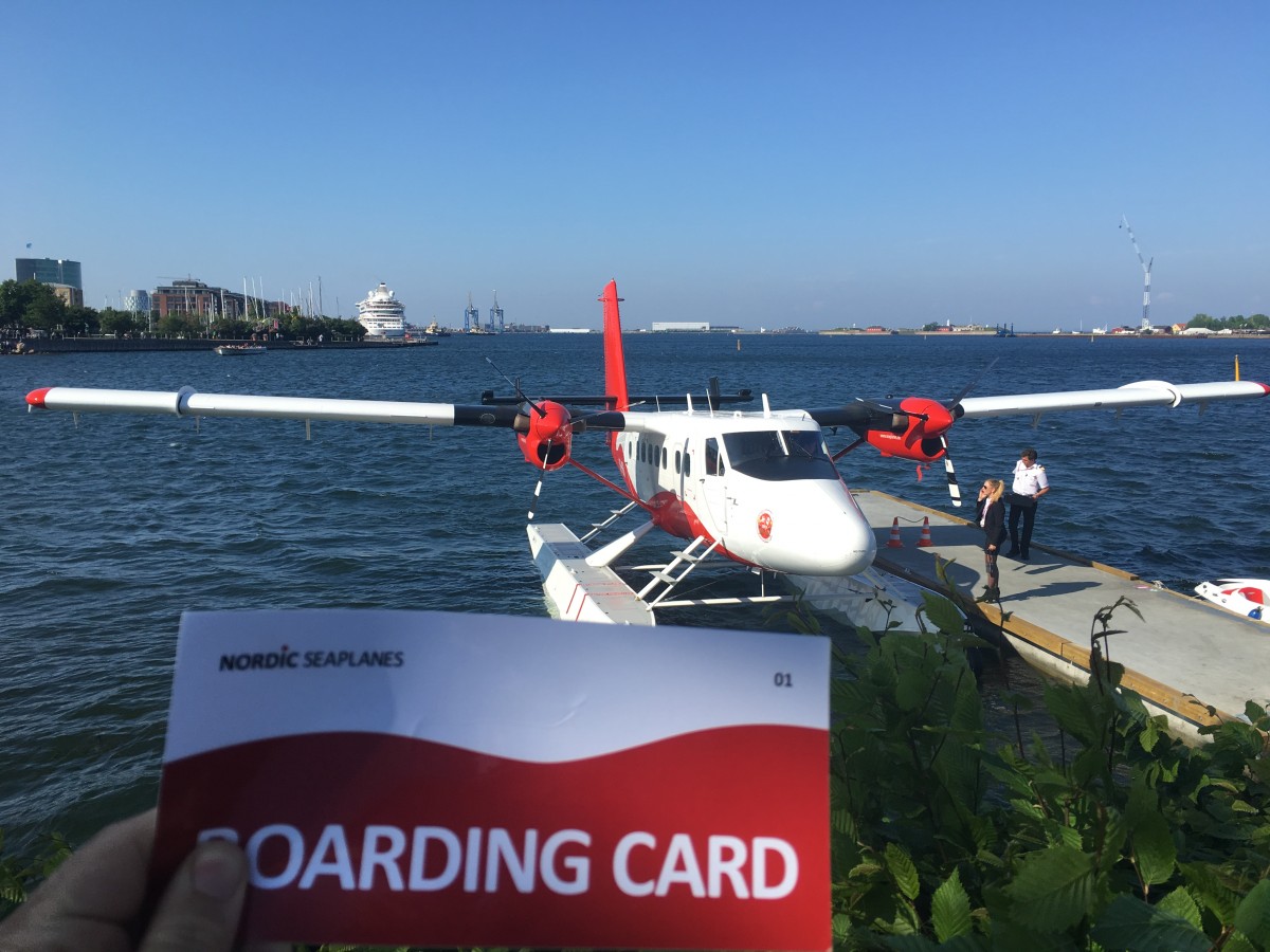 Flyet og boarding kortet med nummer 01.