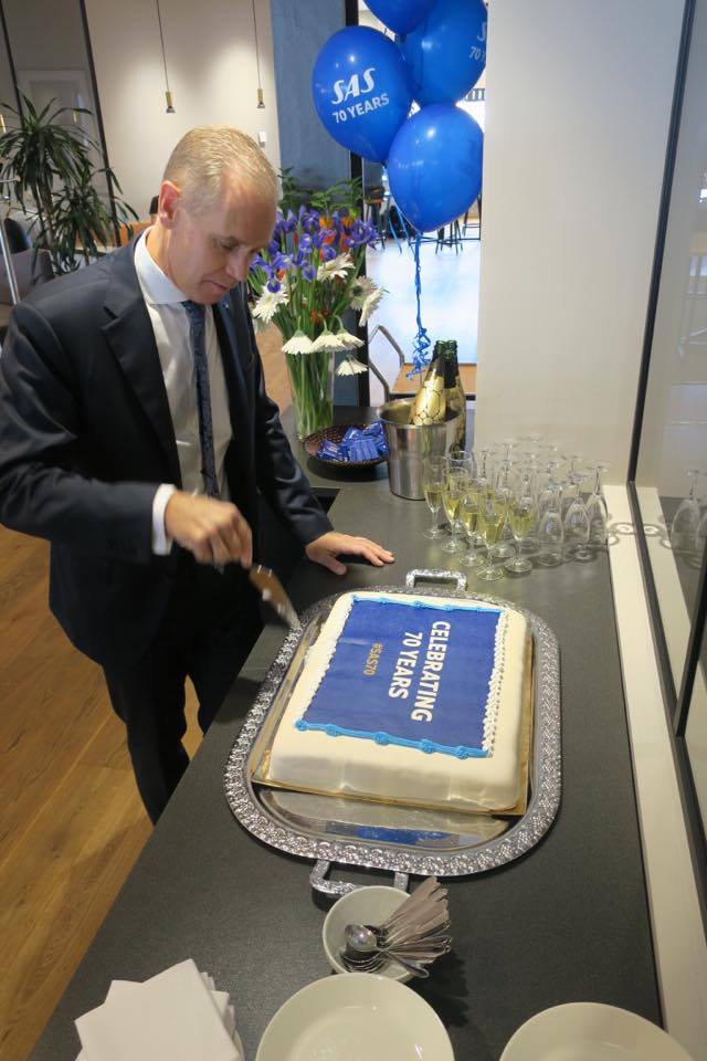 SAS CEO Rickard Gustafsson skærer kagen for i loungen.