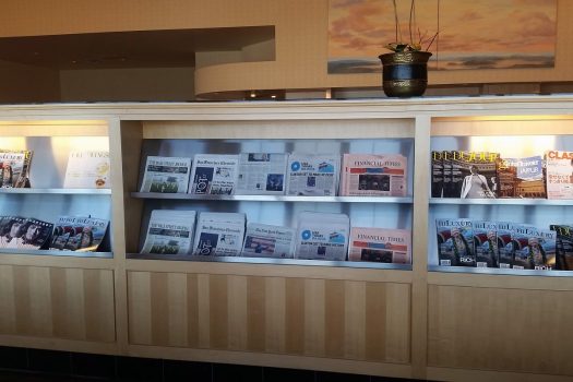 Aviser og blade til de besøgende i United Global First Loungen