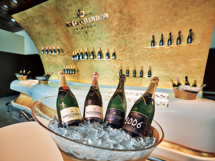 Moët & Chandon Champagne Baren er nok for de fleste noget der tiltrækker opmærksomheden.