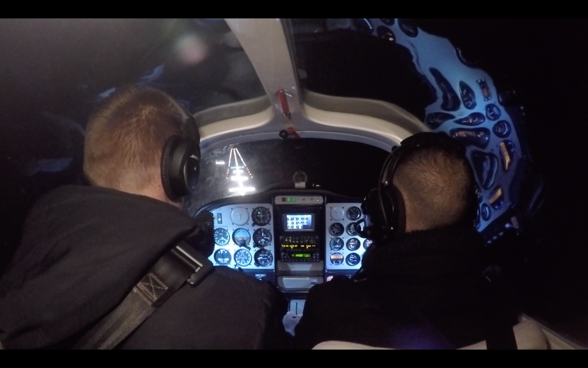 Cockpit og bane med fuldt lys