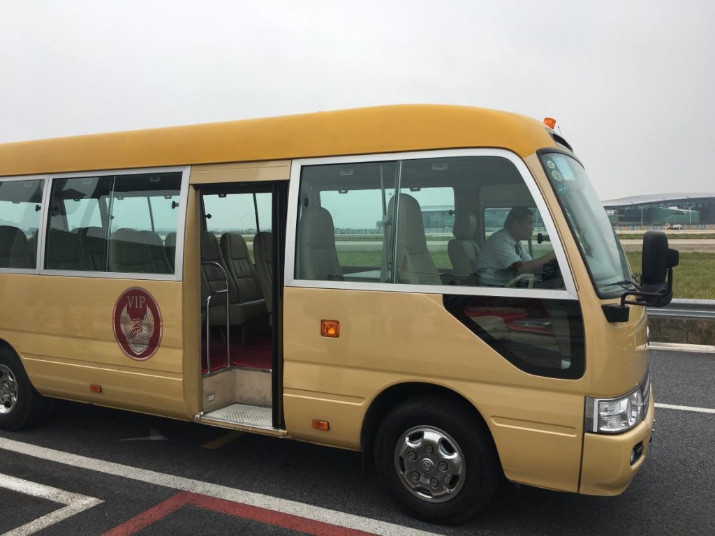 Den lille VIP bus specielt dedikeret til rejsende på første klasse.