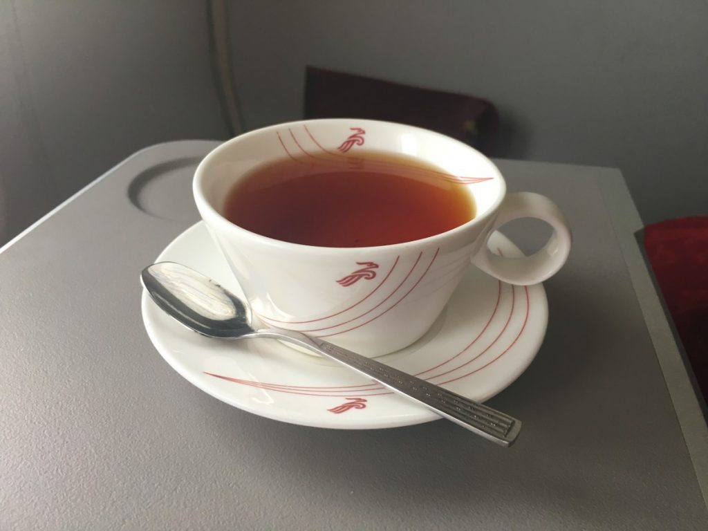 Måltidet afrundes men en kop te, naturligvis serveret i porcelænskop.