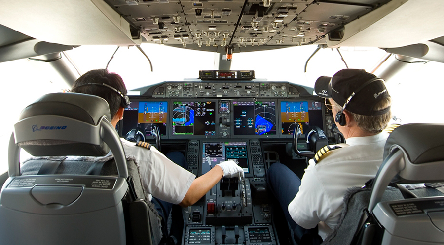 Cockpittet på en Boeing 787-9 Dreamliner er en avanceret arbejdsplads.