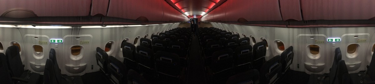 Flot kig over hele kabinen set nede fra bagerste del af flyet.