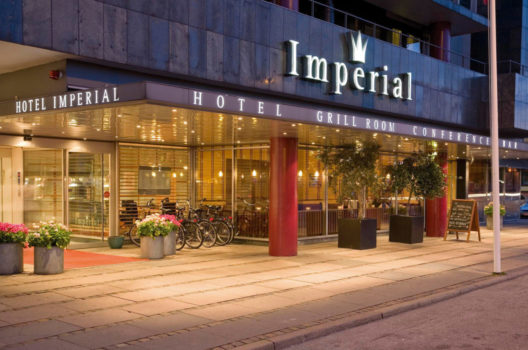 Imperial Hotel er sammen med Square Hotel og Grand Hotel meget centralt placeret tæt ved Rådhuspladsen. 