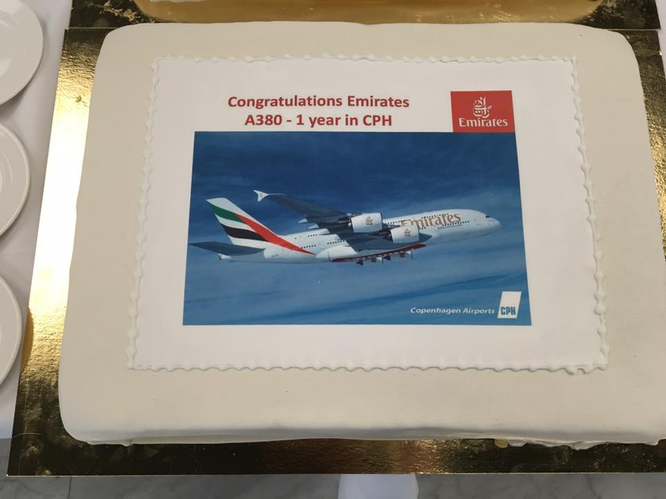 Emirates gav kage i anledningen af deres 1 års fødelsdag den 1. december 2016 med brugen af en Airbus A380 på ruten mellem København og Dubai.