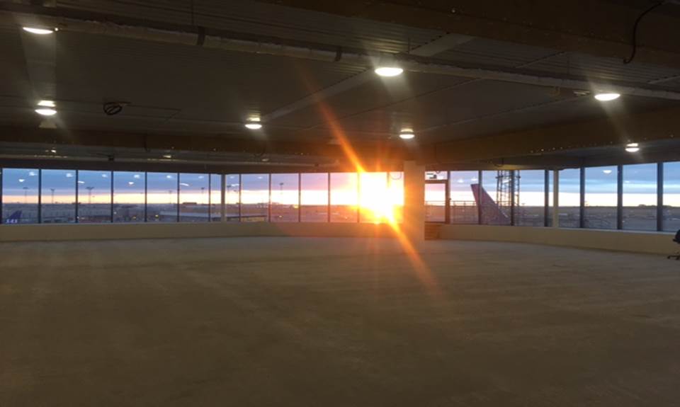 Her ses solnedgangen fra det område den nye Menzies Aviation Eventyr Lounge skal være.