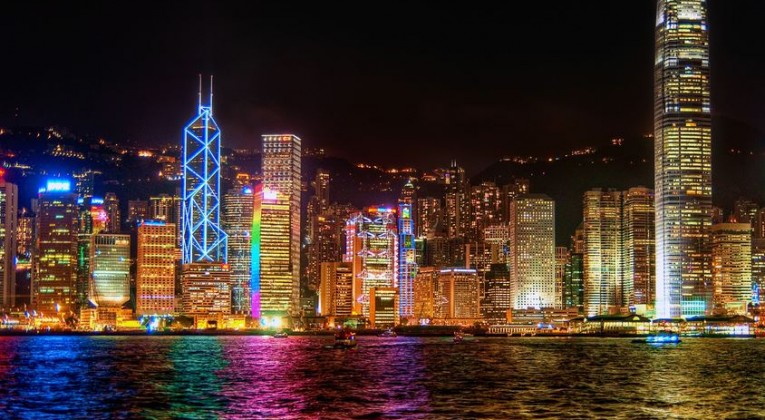 Hong Kong Skyline set fra Victoria Harbour.
