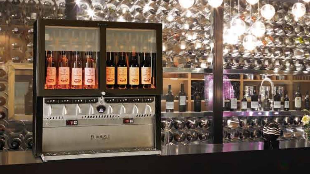 Der kommer et vinotek fra firmaet EuroCave, som giver dig mulighed for at se de flasker du kan vælge imellem. Et godt og stilfuldt valg.
