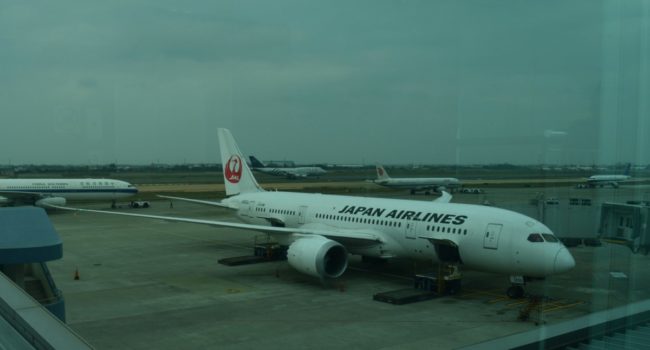 Japan Airlines Boeing 787-8 Dreamliner ved gaten i Taoyuan lufthavne