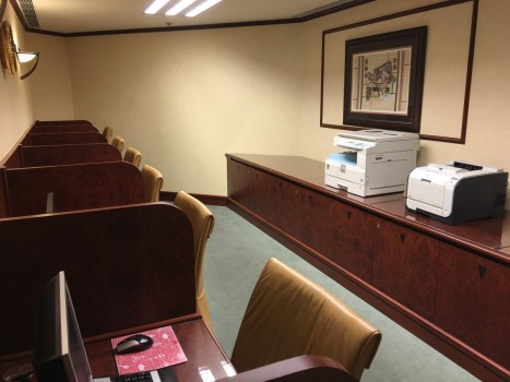 Et mindre business center med mulighed for at arbejde, få printet ud eller sende en fax.