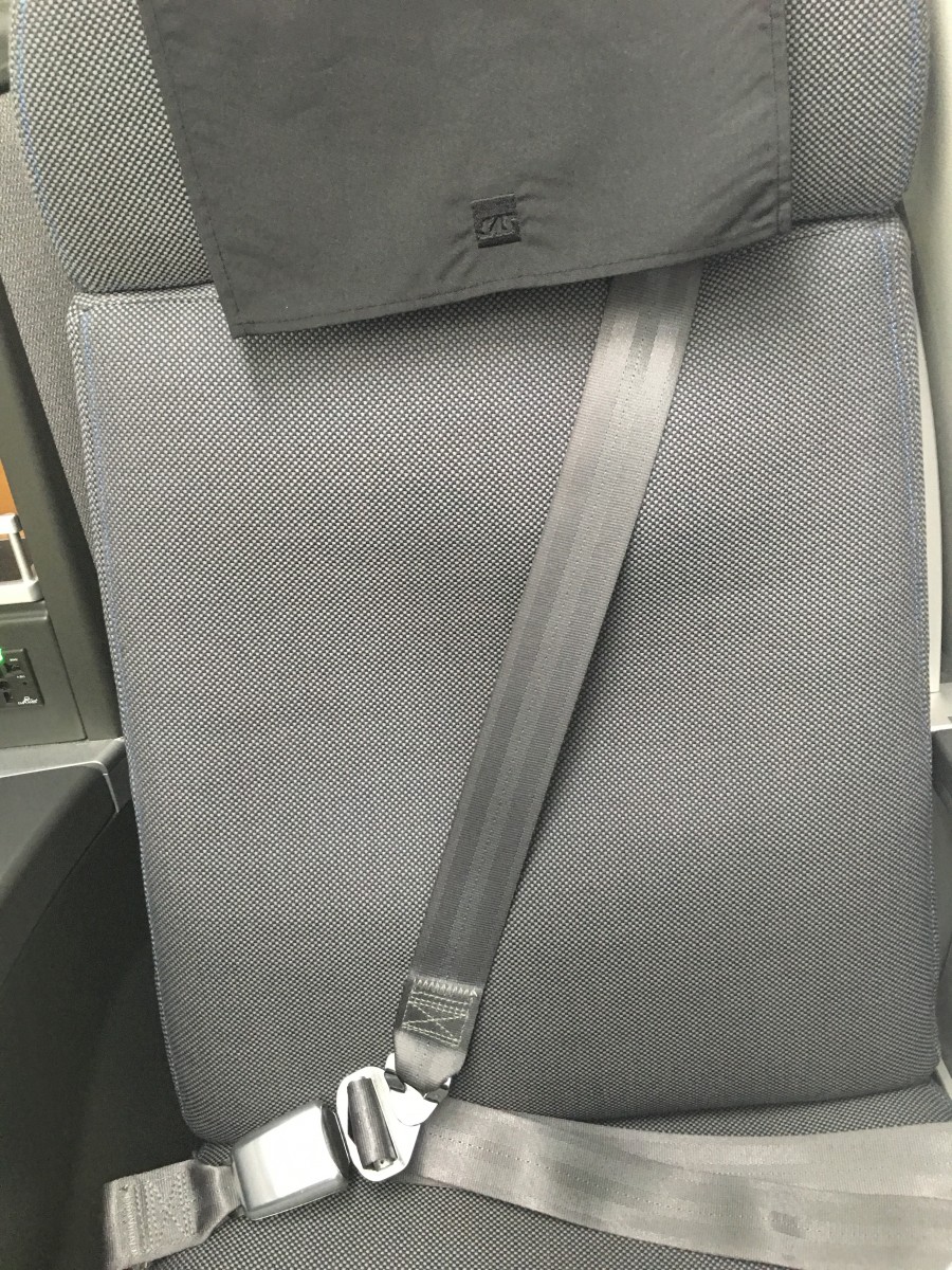 Det nye Business Class sæde ved SAS har en sikkerhedssele og ikke kun det normale bælte.