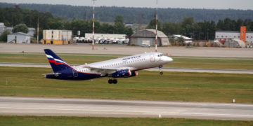 Et Superjet i Aeroflot livery stiger til vejrs (Billede: United Aircraft Corporation)