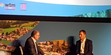 Wizz Airs administrerende direktør József Váradi (til højre) i interview med John Strickland (til venstre)