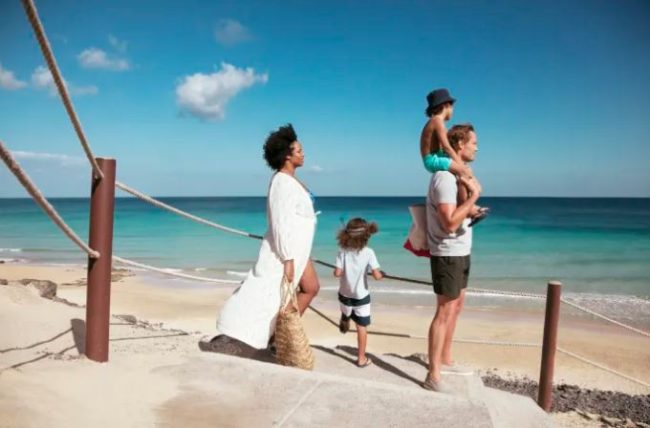 TUI - Familie på strand