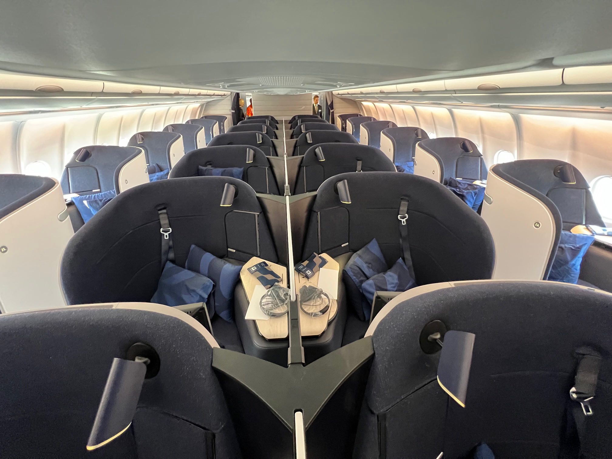 Anmeldelse: Er Finnairs nyeste Business Class noget værd, når nu stoleryggen ikke engang kan lægges - InsideFlyer DK